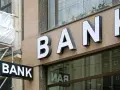 Napis "BANK" na fasadzie budynku. Obok rusztowanie, jakby przygotowania do remontu przed bank holiday.