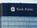 Logo PKO BP na ciemnym budynku. Widoczny napis "Bank Polski".