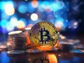Złota moneta z symbolem Bitcoin na tle rozmytych świateł.