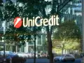 Logo UniCredit na szklanej fasadzie budynku. To międzynarodowy bank, który oferuje szeroki zakres usług finansowych.