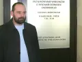 Mężczyzna z brodą przed urzędem, gdzie można złożyć wniosek o dowód. Sprawdź, ile kosztuje wyrobienie dowodu i godziny otwarcia.