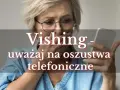 Przerażona kobieta trzyma telefon, na ekranie widnieje napis "Vishing - uważaj na oszustwa telefoniczne".