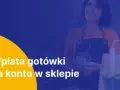 Uśmiechnięta sprzedawczyni liczy pieniądze. Dowiedz się, jak wpłacić gotówkę na konto w sklepie.