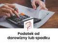 Ręce liczą podatek od spadku lub darowizny na kalkulatorze. Usługa sd-z2 online.