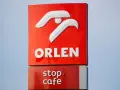 Znak Orlen z logo i napisem "stop. cafe". Zainteresowani akcje Orlenu cena mogą obserwować rozwój spółki.
