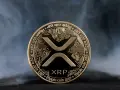 Złoty token kryptowaluty XRP, otoczony mgłą, symbolizuje przyszłość finansów.