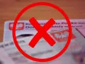 Czerwony znak zakazu na dowodzie osobistym. Dowiedz się, jak zablokować dowód osobisty w razie zgubienia lub kradzieży.