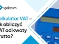 Kalkulator VAT - jak obliczyć VAT od kwoty brutto? Logo Spektrum i fragment niebieskiego kalkulatora.