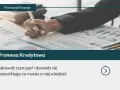 Ręka pisze na wykresach, analizując promesę kredytową. Dowiedz się więcej o finansach firmowych.