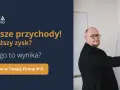 Mężczyzna w garniturze tłumaczy na tablicy wykres, jak wyższe przychody mogą nie oznaczać wyższego zysku.