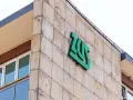Budynek ZUS z zielonym logo. Zastanawiasz się, czy umowa zlecenie wlicza się do lat pracy do emerytury?