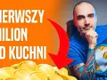 Mężczyzna z tatuażami zastanawia się, jak szybko zarobić pieniądze. Na ekranie napis "Pierwszy milion od kuchni" i stos złotych monet.