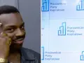 Mężczyzna z mema "smart guy" zastanawia się, co to PPK, czyli Pracownicze Plany Kapitałowe.