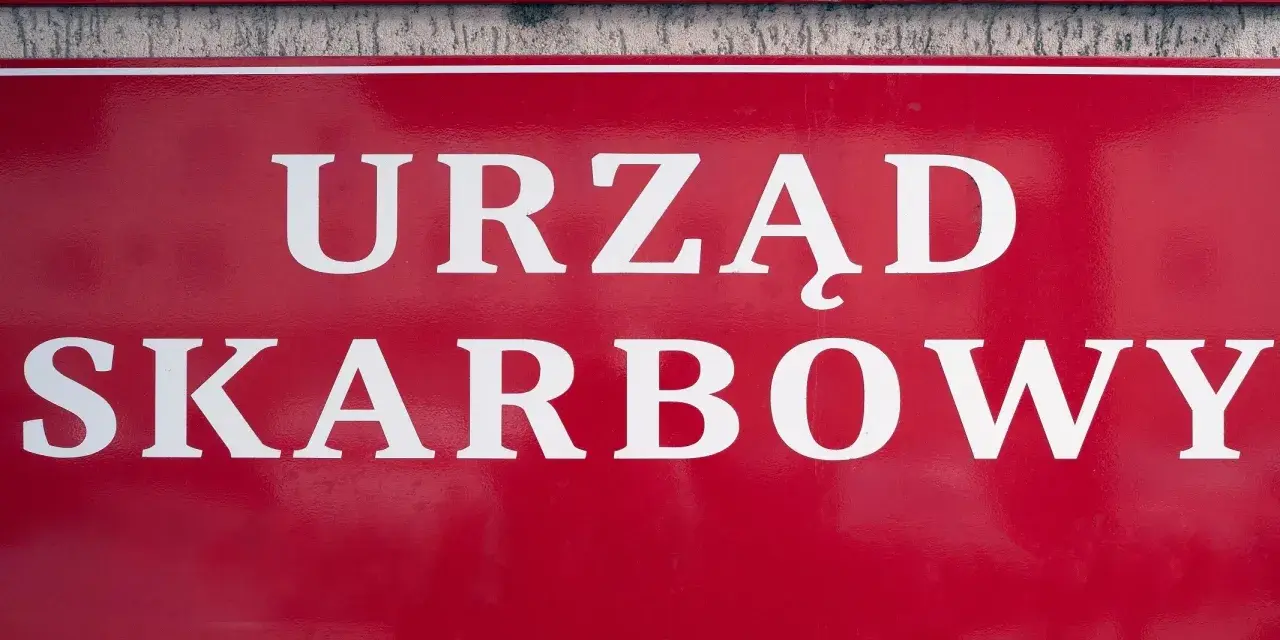 Czerwony szyld z białym napisem "URZĄD SKARBOWY". Właściciel konta bankowego powinien pamiętać o obowiązkach wobec urzędu skarbowego.