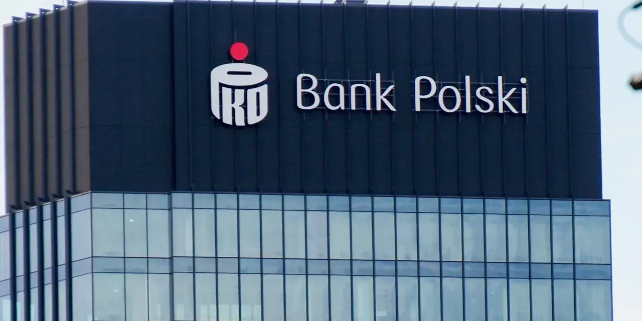 Logo PKO BP na ciemnym budynku. Widoczny napis "Bank Polski".