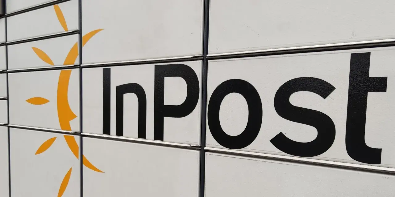 Zbliżenie na paczkomat InPost z charakterystycznym pomarańczowym logo. Szybki odbiór paczek to przyszłość.