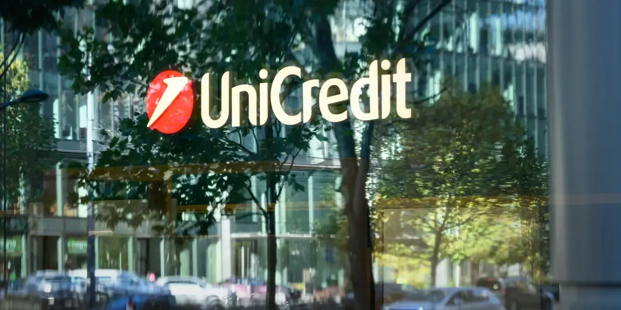 Logo UniCredit na szklanej fasadzie budynku. To międzynarodowy bank, który oferuje szeroki zakres usług finansowych.