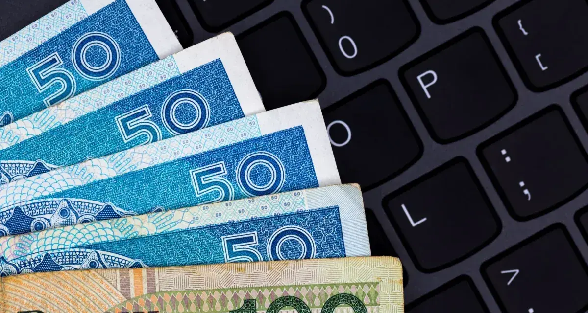 Złotówki na klawiaturze - symbolizują rozliczenia, być może podatek od spadku i darowizn.