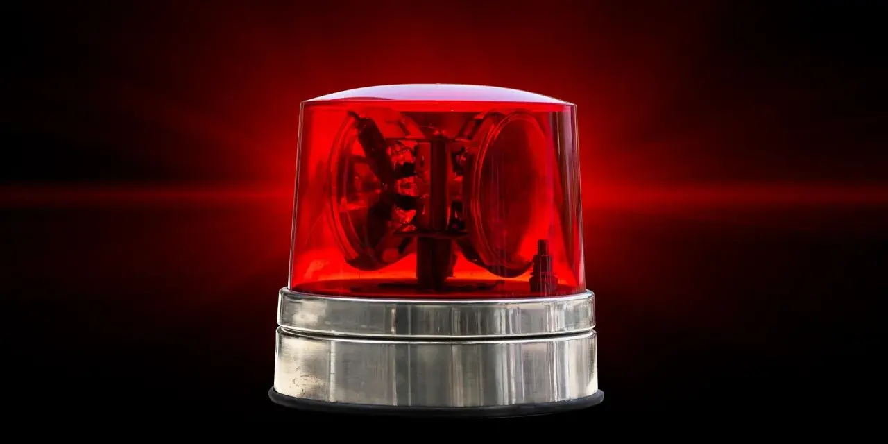 Czerwona lampa ostrzegawcza, symbolizująca awarie w bankach dzisiaj.