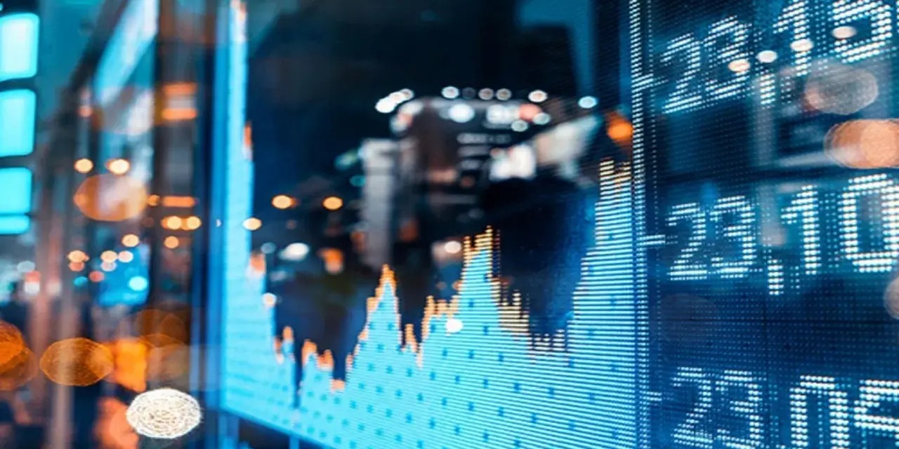 Wykresy i liczby na ekranie pokazują, co to jest trading – kupno i sprzedaż aktywów finansowych.