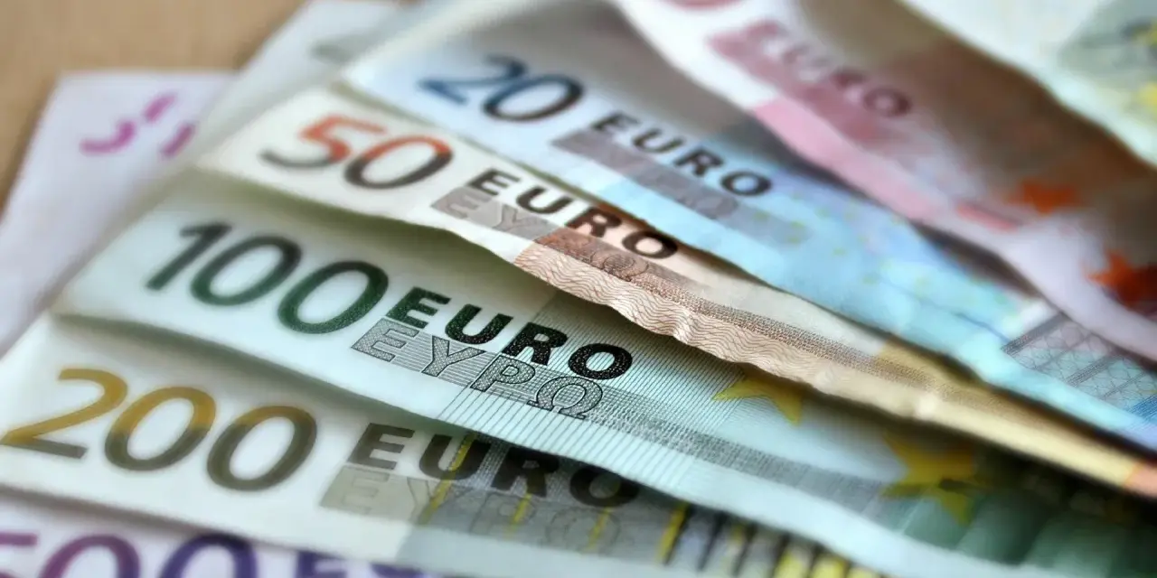 Euro banknoty o nominałach 200, 100, 50 i 20. Chorwacja waluta - euro, planowanie wakacji.