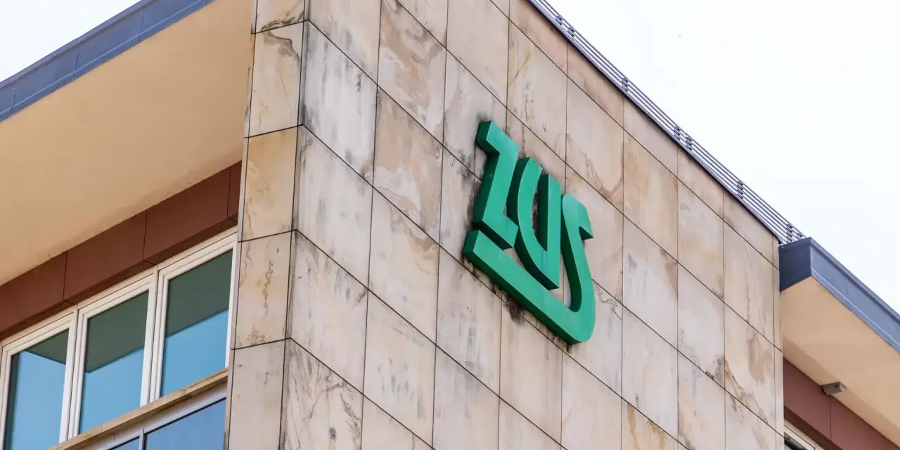 Budynek ZUS z zielonym logo. Zastanawiasz się, czy umowa zlecenie wlicza się do lat pracy do emerytury?