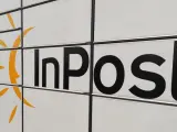 Zbliżenie na paczkomat InPost z charakterystycznym pomarańczowym logo. Szybki odbiór paczek to przyszłość.