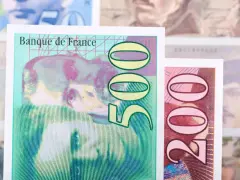 Francuska waluta: banknot 500 franków z wizerunkiem kobiety i mężczyzny, obok banknot 200 franków.