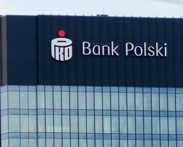 Logo PKO BP na ciemnym budynku. Widoczny napis "Bank Polski".
