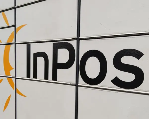 Zbliżenie na paczkomat InPost z charakterystycznym pomarańczowym logo. Szybki odbiór paczek to przyszłość.
