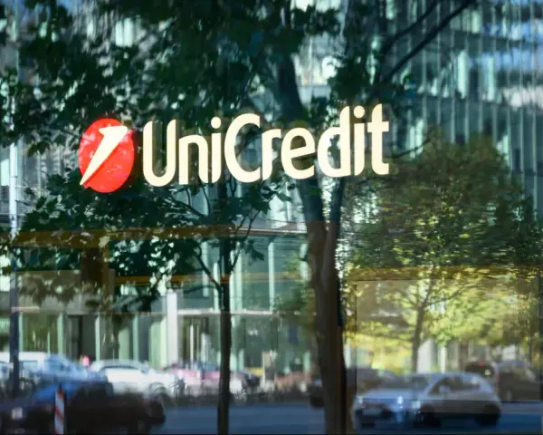 Logo UniCredit na szklanej fasadzie budynku. To międzynarodowy bank, który oferuje szeroki zakres usług finansowych.