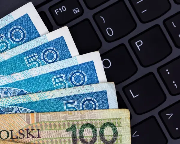 Złotówki na klawiaturze - symbolizują rozliczenia, być może podatek od spadku i darowizn.