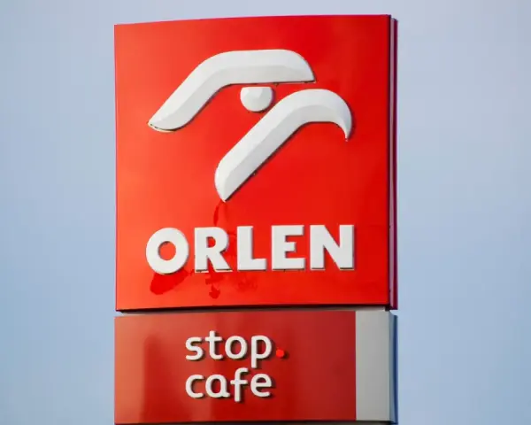 Znak Orlen z logo i napisem "stop. cafe". Zainteresowani akcje Orlenu cena mogą obserwować rozwój spółki.
