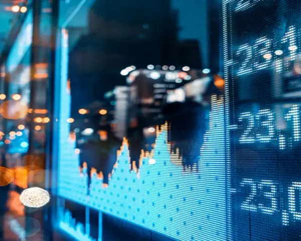 Wykresy i liczby na ekranie pokazują, co to jest trading – kupno i sprzedaż aktywów finansowych.