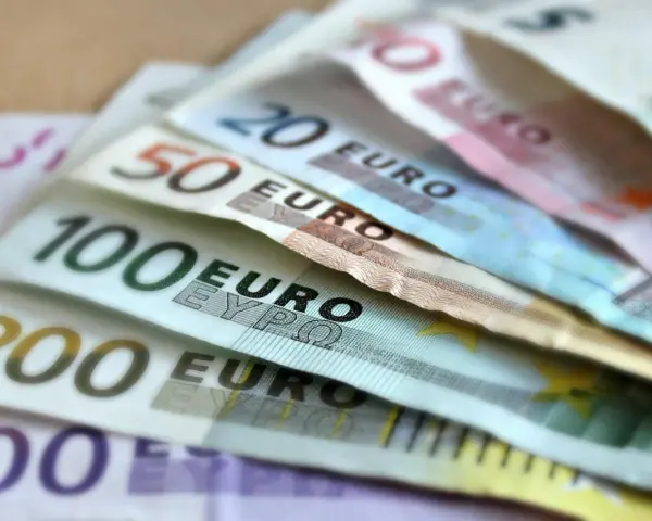 Euro banknoty o nominałach 200, 100, 50 i 20. Chorwacja waluta - euro, planowanie wakacji.