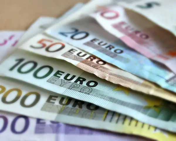 Banknoty euro: 500, 200, 100, 50, 20. Marzenia o podróżach i zakupach w Polsce stają się realne.