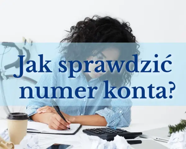 Kobieta pisze, jak sprawdzić numer konta bankowego. Na biurku kalkulator, kubek kawy i rower w tle.