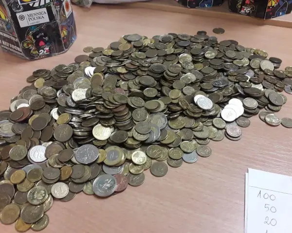 Góra monet, czyli bilon. Co to jest? To drobne pieniądze, które można wykorzystać do zapłacenia za drobne zakupy.
