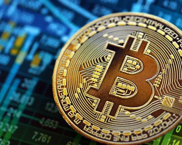 Złoty Bitcoin na tle wykresu giełdowego. To symbol tego, czym są kryptowaluty i jak działają.