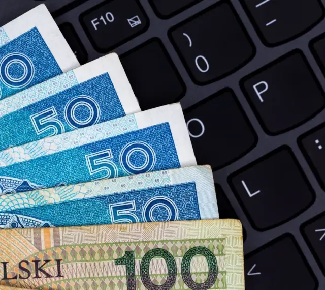 Złotówki na klawiaturze - symbolizują rozliczenia, być może podatek od spadku i darowizn.