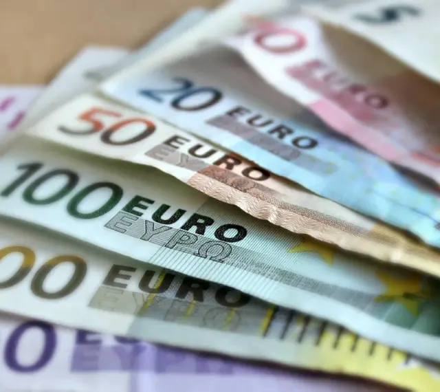 Euro banknoty o nominałach 200, 100, 50 i 20. Chorwacja waluta - euro, planowanie wakacji.