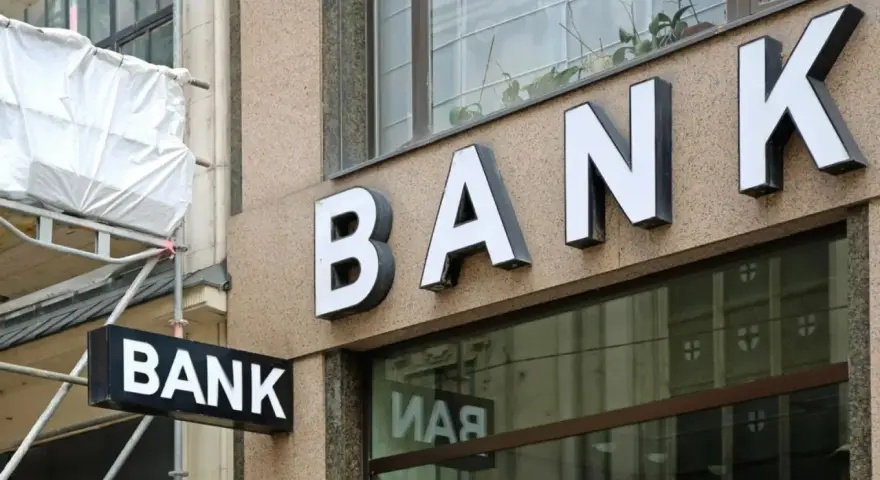Napis "BANK" na fasadzie budynku. Obok rusztowanie, jakby przygotowania do remontu przed bank holiday.
