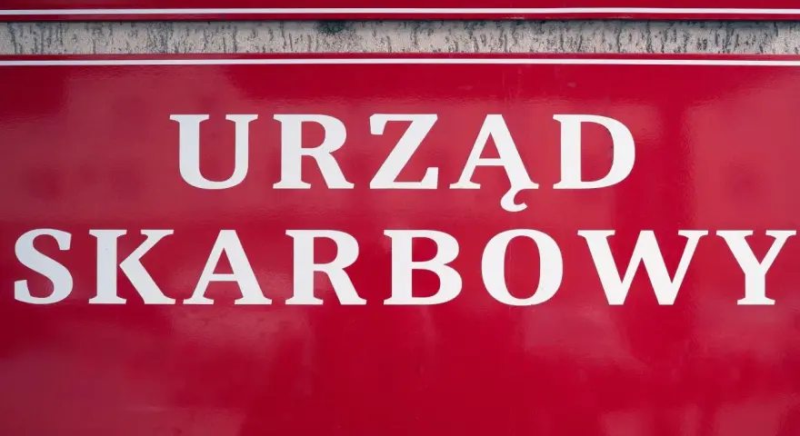 Czerwony szyld z białym napisem "URZĄD SKARBOWY". Właściciel konta bankowego powinien pamiętać o obowiązkach wobec urzędu skarbowego.