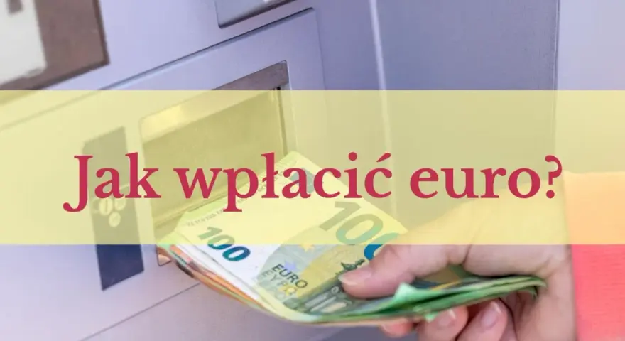 Dłoń wkłada banknoty euro do bankomatu.