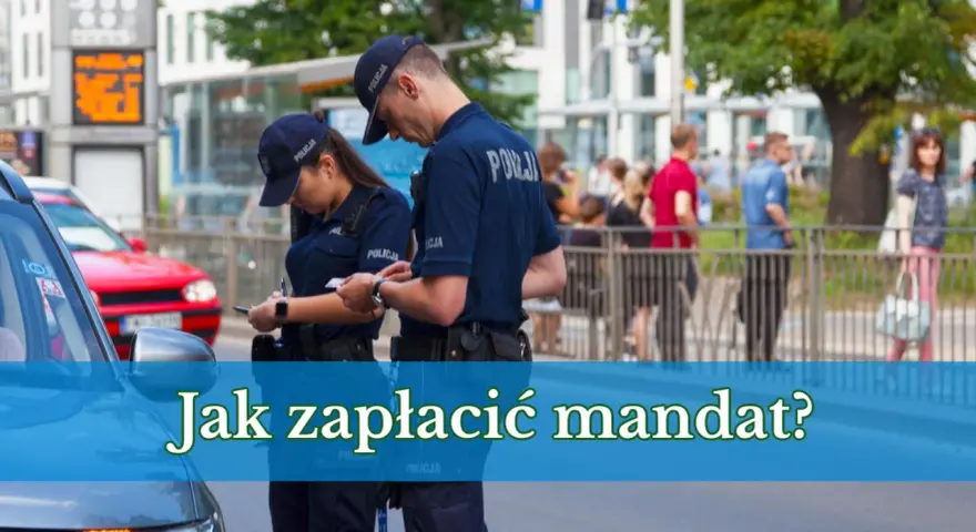 Policjanci spisują formularz mandatu.