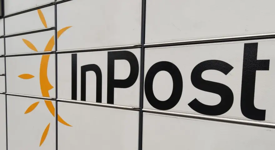 Zbliżenie na paczkomat InPost z charakterystycznym pomarańczowym logo. Szybki odbiór paczek to przyszłość.