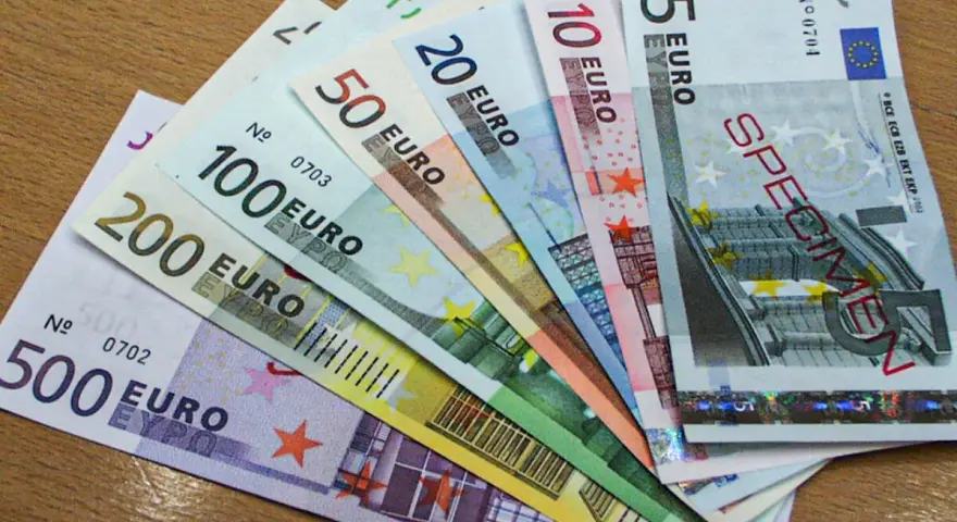 Różne banknoty euro ułożone wachlarzowo: 5, 10, 20, 50, 100, 200 i 500 euro.