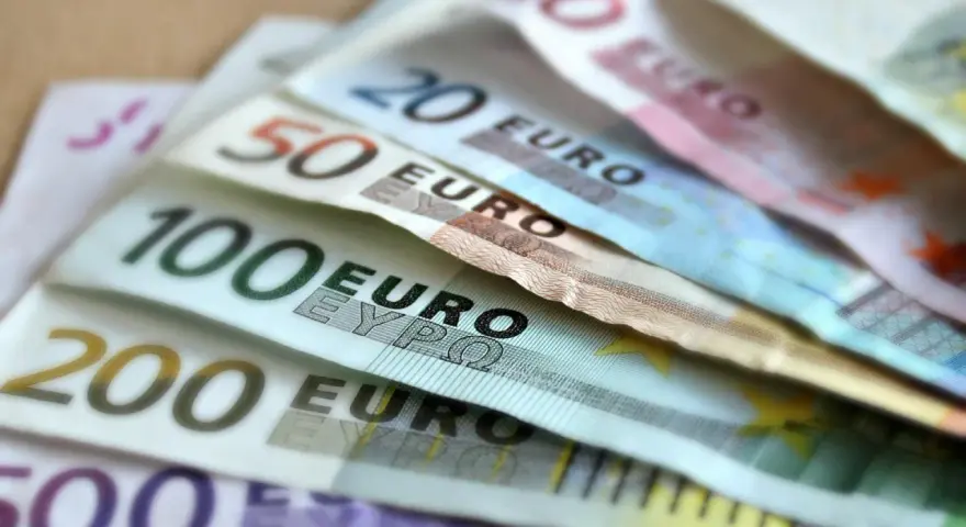 Euro banknoty o nominałach 200, 100, 50 i 20. Chorwacja waluta - euro, planowanie wakacji.