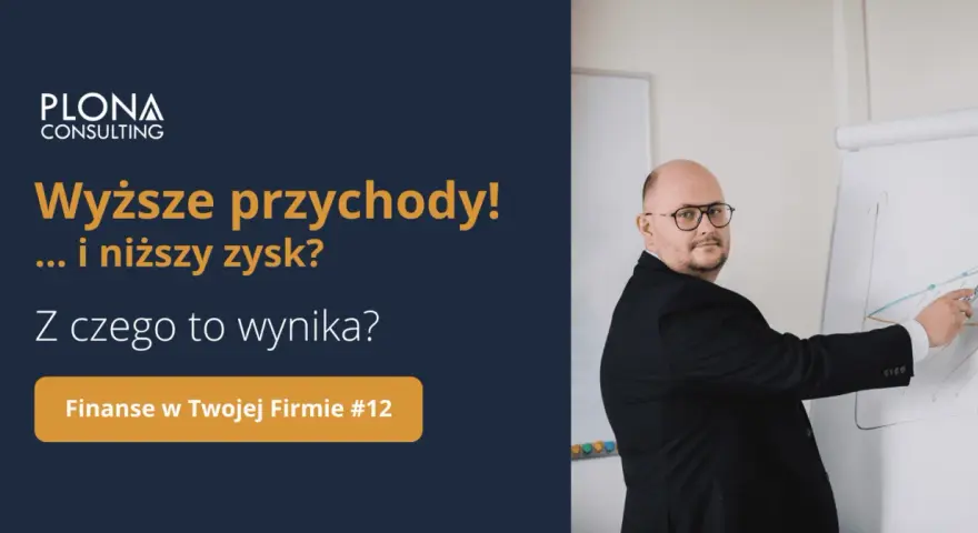 Mężczyzna w garniturze tłumaczy na tablicy wykres, jak wyższe przychody mogą nie oznaczać wyższego zysku.