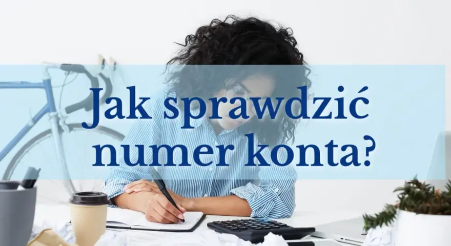 Kobieta pisze, jak sprawdzić numer konta bankowego. Na biurku kalkulator, kubek kawy i rower w tle.
